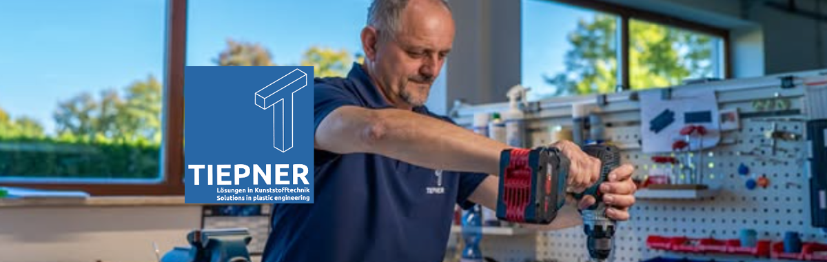 Mann mit Bohrmaschine in der Tiepner-Werkstatt Tiepner GmbH – 2,4 Mio € für Erweiterung und Modernisierung des Unternehmens